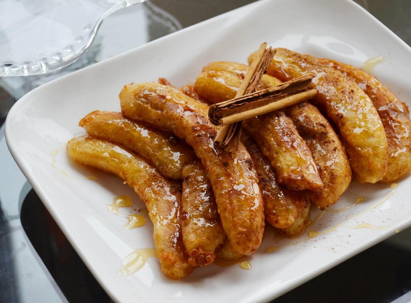 BANANA ASADA CON CANELA Y NUECES